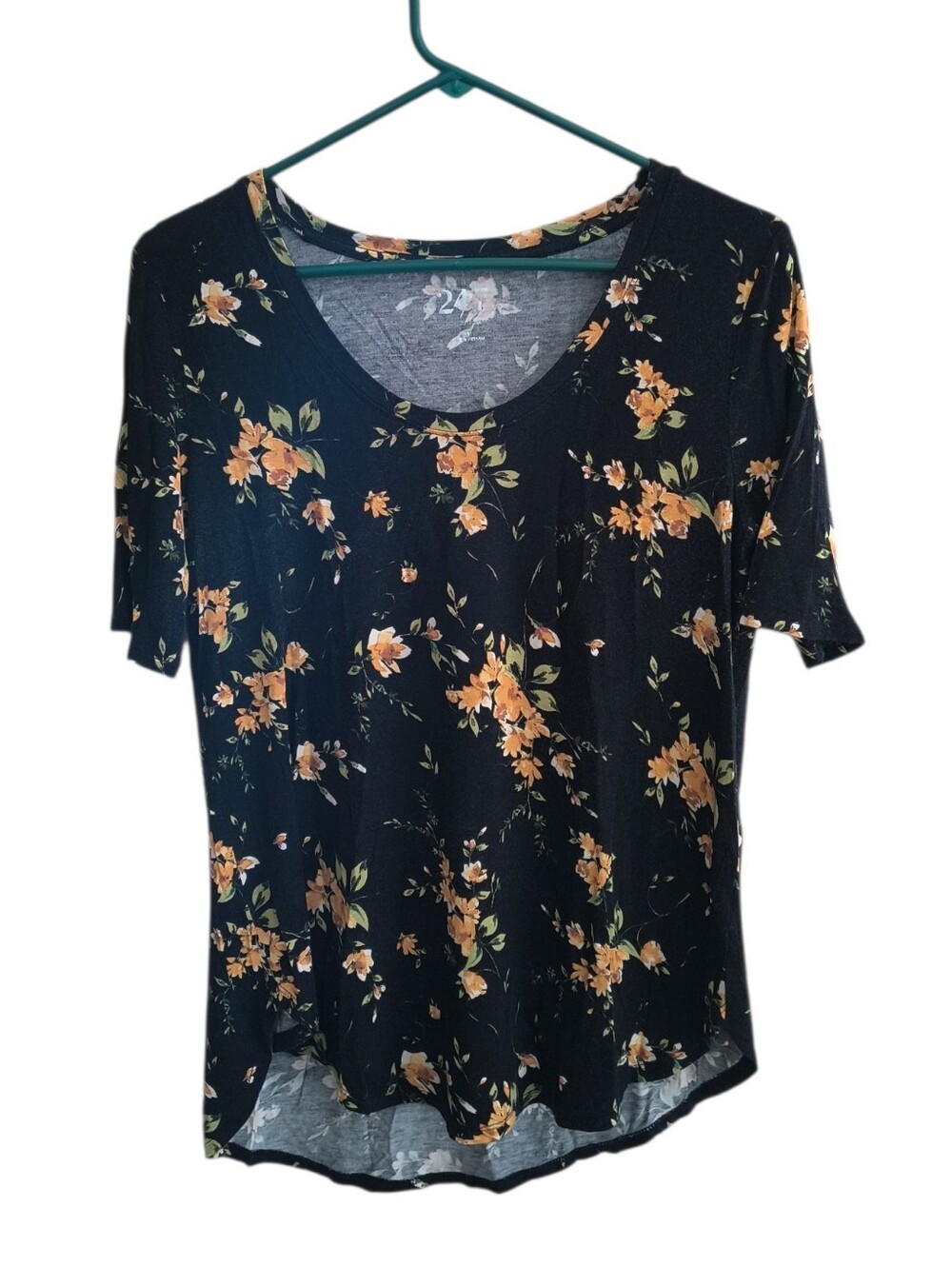 24/7 Maurices Black/Gold Floral Short Sleeve Tee Size M